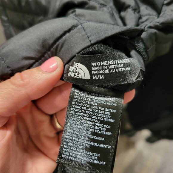 The North Face Black Faux Fur Quilted Reversible Vest Size Medium Women’s - Picture 6 of 6